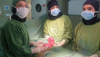 جراحی توده رحم مشکوک به بدخیمی همراه با کیست بزرگ تخمدان